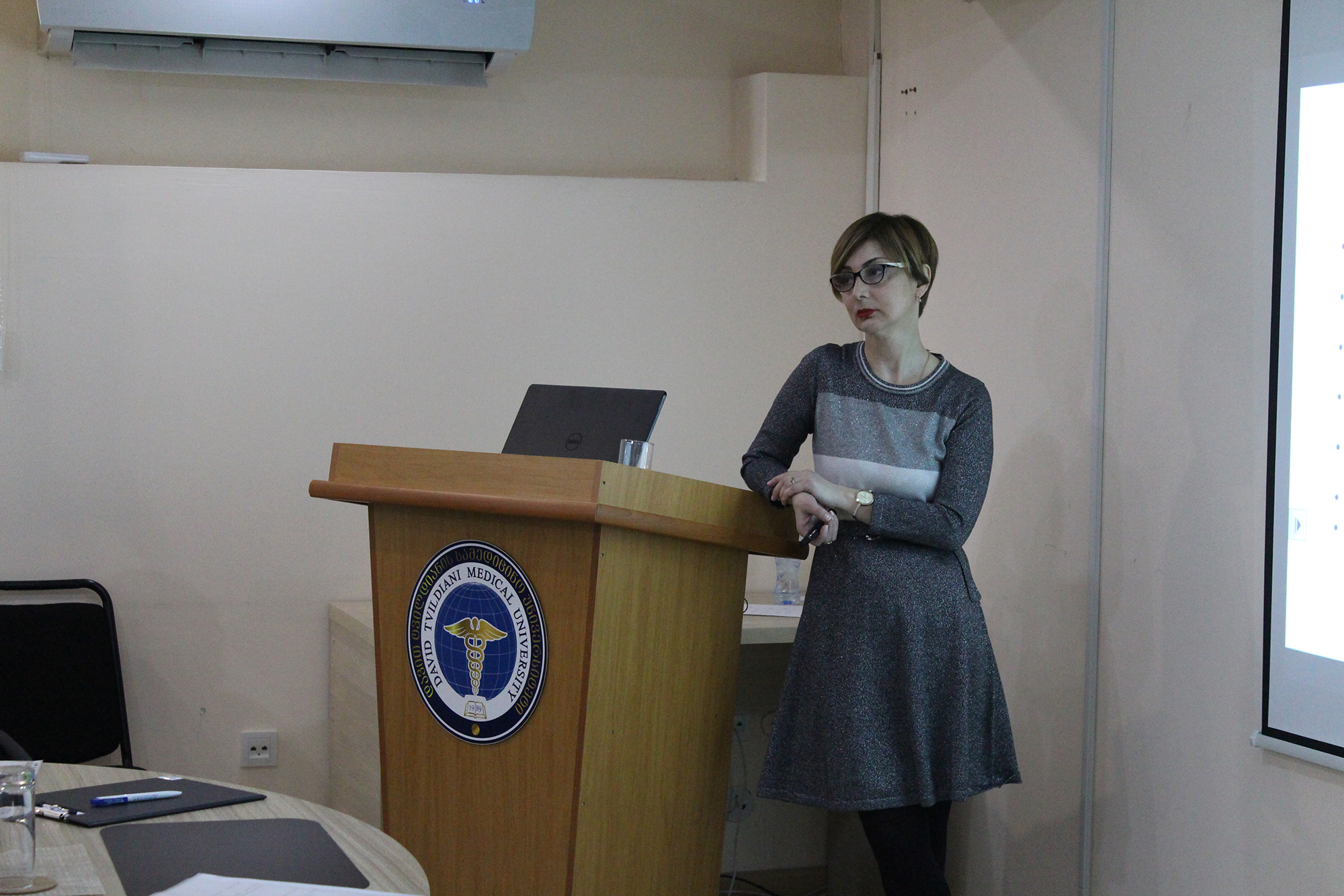 დოქტორანტის ეკა რუხაძის სადისერტაციო ნაშრომის: „ ექოკარდიოგრაფიული მახასიათებლების კორელაციური ანალიზი კარდიოვასკულურ რისკ-ფაქტორებთან მიმართებაში კარდიოვასკულური დაავადებისგან თავისუფალ პოპულაციაში“ საჯარო დაცვა